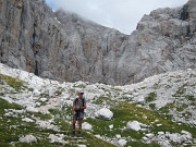  lolo devant la paroi de descente
